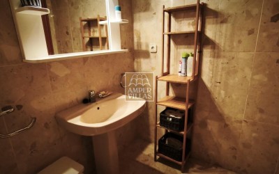 Amplio bungalow con piscina y pista de tenis comunitarios al lado del club de Golf.